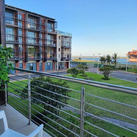 Accommodation Front - Charming 2 Sleeper In Point Waterfront Durban Exterior photo